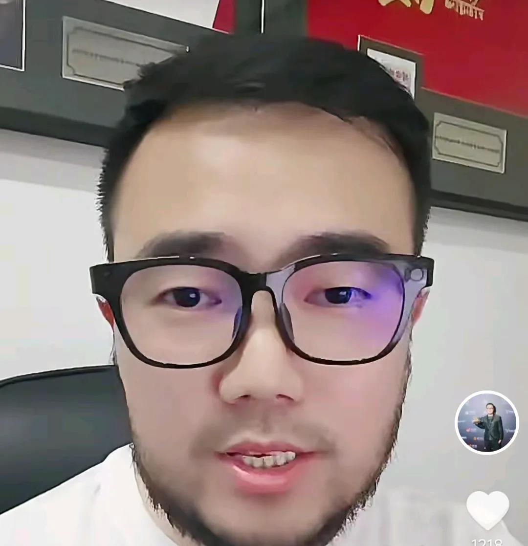 媒体人潘伟力痛批了成都蓉城外援中卫索罗金。在川渝德比赛后，潘伟力在直播间直言，