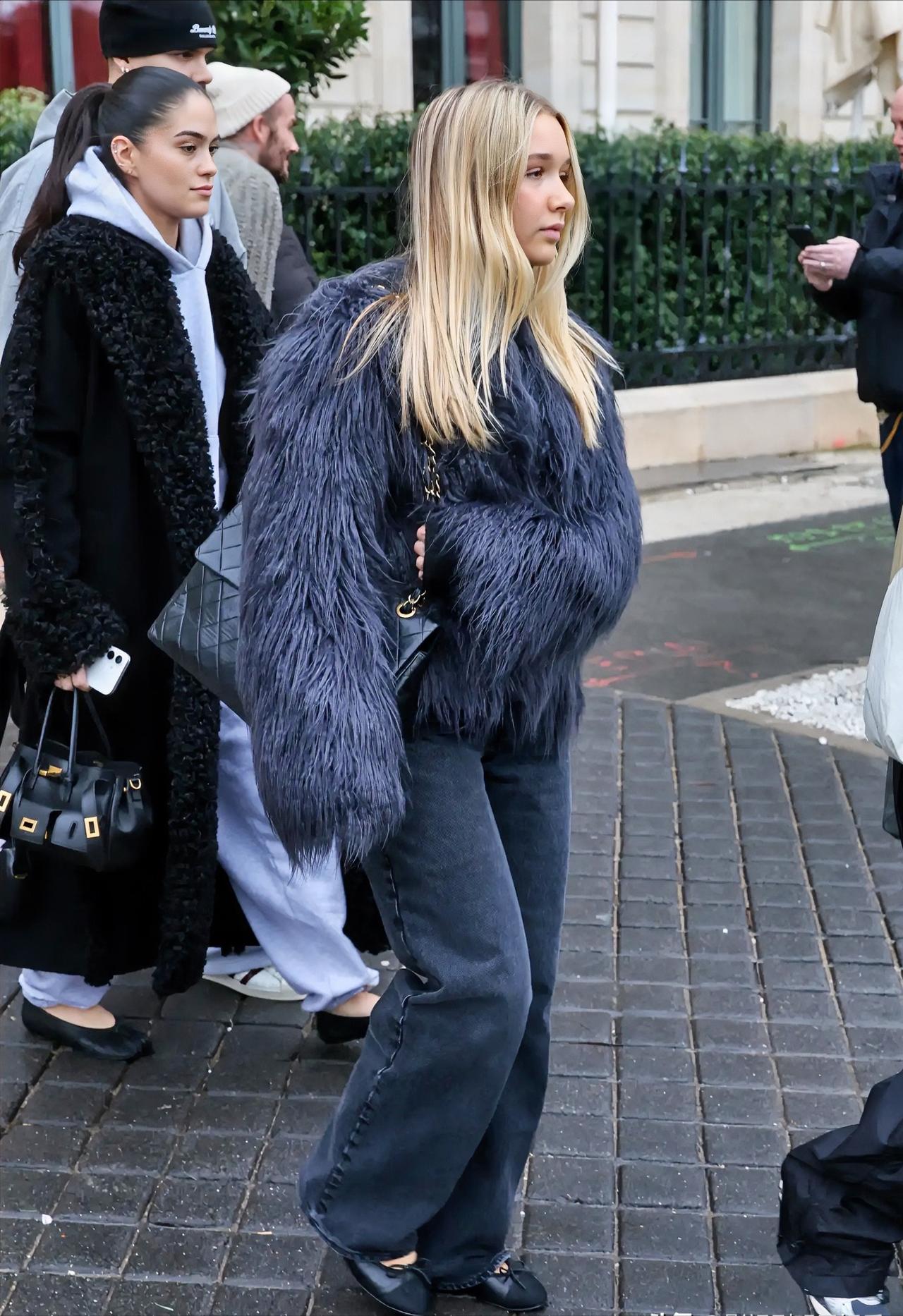 贝克汉姆一家子被拍到现身巴黎时装周，贝克汉姆的两个儿子也带着女友们一同亮相。作