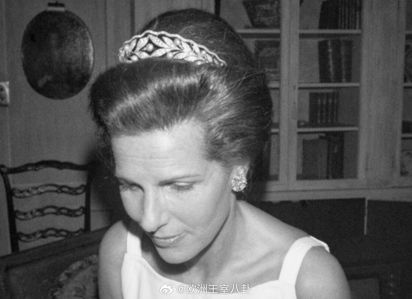 珠宝桃金娘叶子王冠，由法国珠宝商科赫在上世纪早期设计制作，并在不明时间进入英国