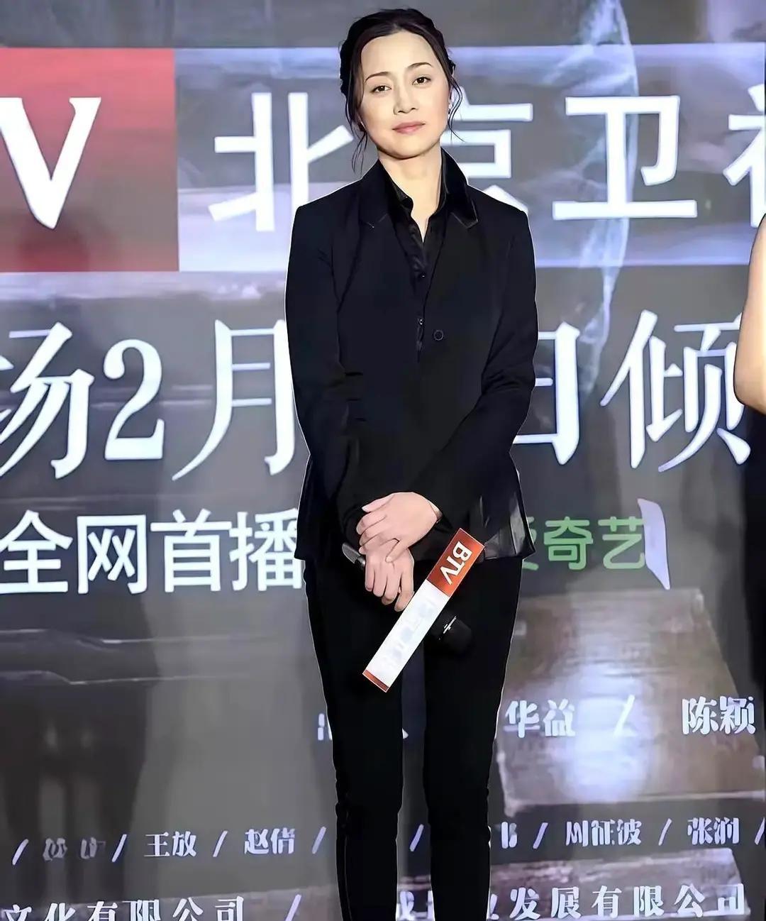 一篇没点名的文章把陈数推上热搜，标题直接喊她57岁比许晴俞飞鸿还迷人。网友扒拉