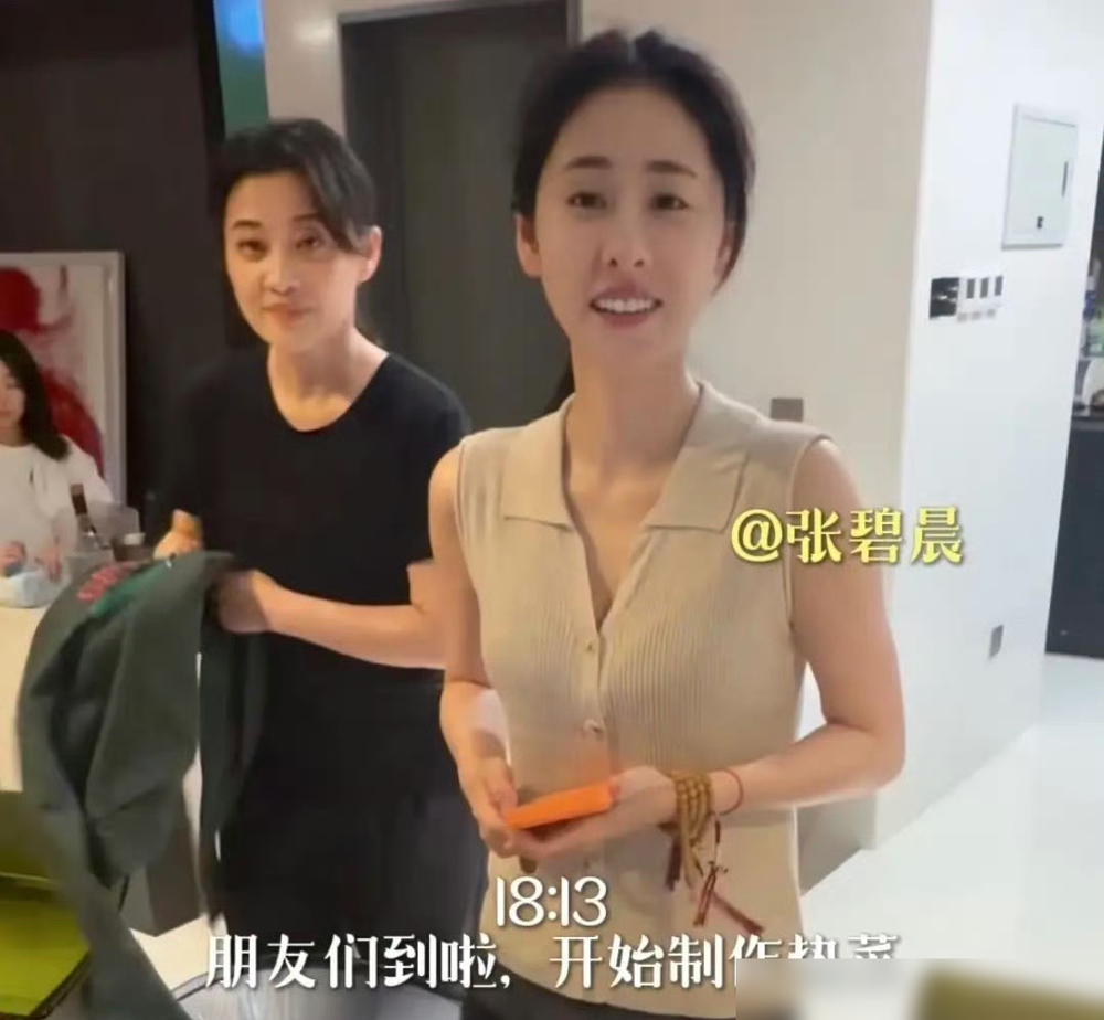 周雨彤直接把张碧晨领梅婷家吃饭去了，曾剑亲自下厨，一桌子家常菜，没助理没妆发，纯素颜局。这仨人凑一块