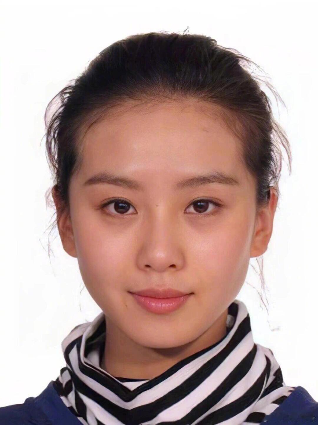 怪不得说是女明星呢，纯素颜正面打光近距离证件照都这么好看[跪了]​​​