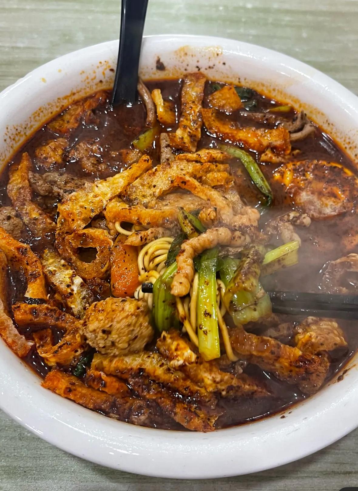 今天午餐虽然很简单但是巨巨巨好吃点的中辣皮肚呛面里面加了一份油渣和肉圆顺便在旁