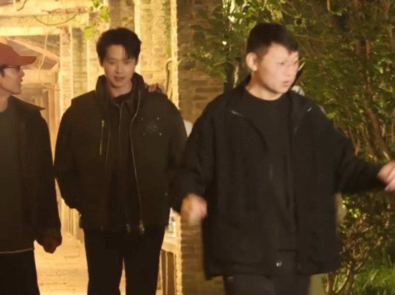 魏大勋拍综艺的路透像拍电影向往的生活魏大勋时隔多年再回蘑菇屋，不仅带来回忆杀，