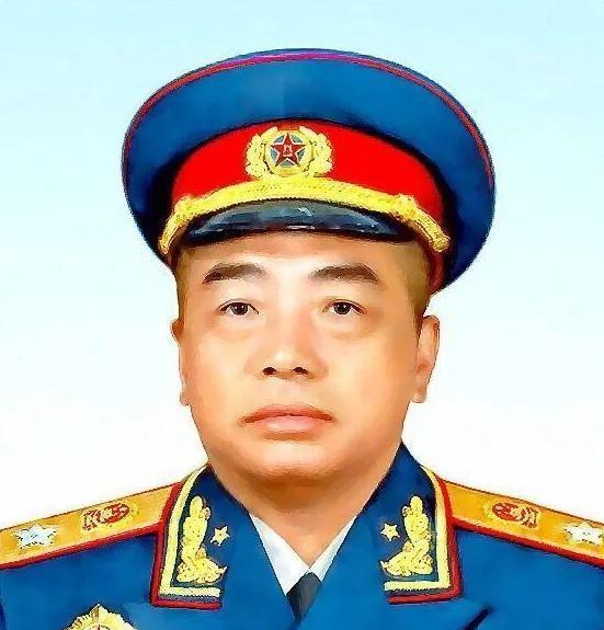 一次，陈赓用白水萝卜招待彭老总，自己却躲在房间里大口吃肉，彭德怀大怒：“好你个陈