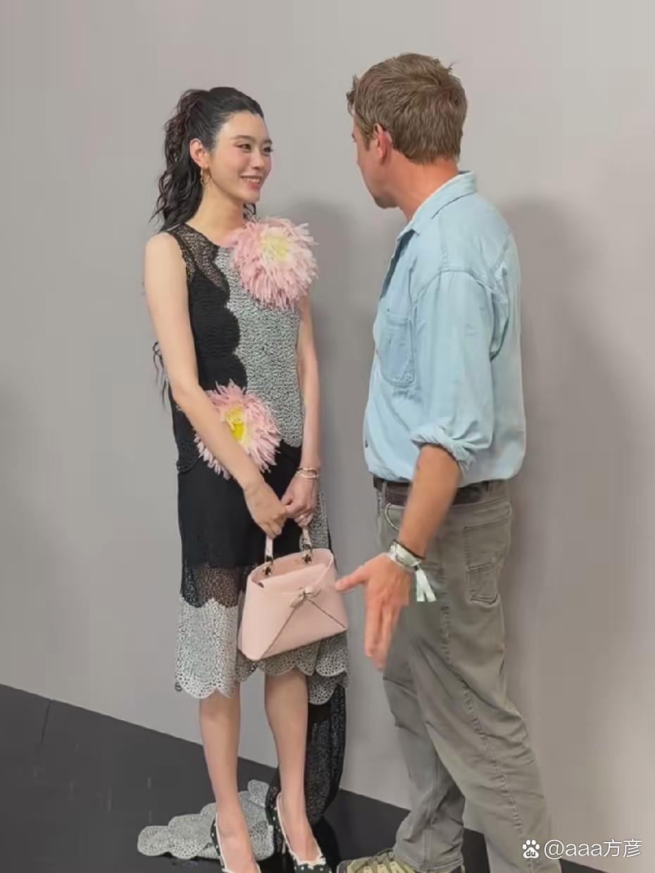 奚梦瑶赴巴黎出席高定大秀，上月刚在法国古堡办完婚礼，今年手头资源扎堆，整个人精气