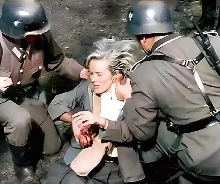 1944年的法国，女特工萨博被德军按倒在地时的一幕，可以看到她右手上的鲜血直流，