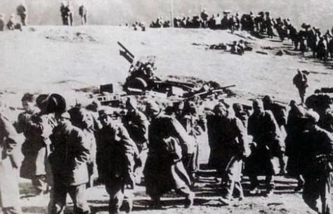 1962年，对印自卫反击战期间，毛主席正在听中印战争的战报，谁料，突然听到印度派