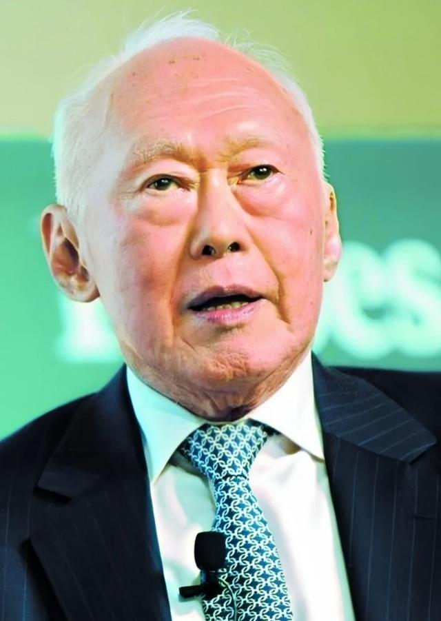 50年前，李光耀接受采访，美国记者问：您觉得，未来的中国能强大起来吗？如果能，你