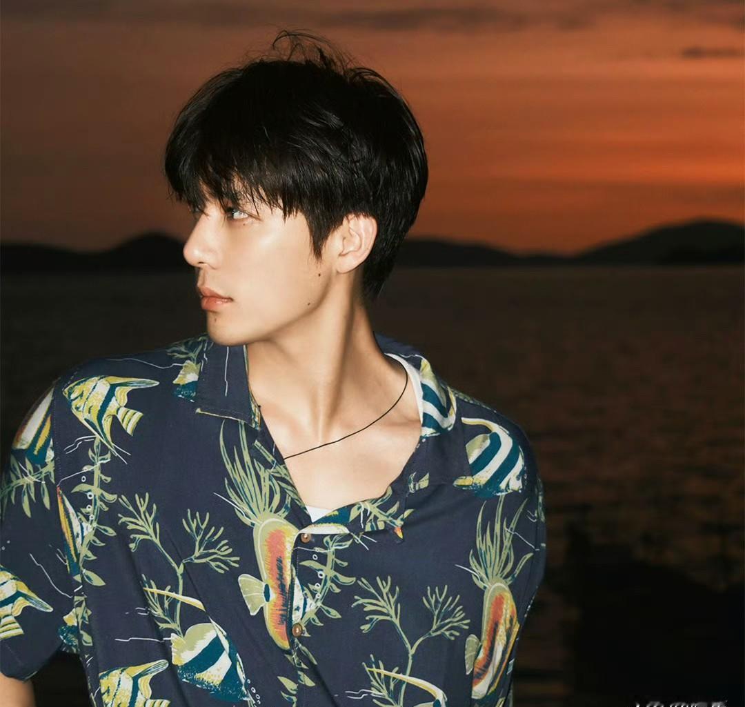 替关晓彤挡下那一耳光，王安宇，就把范丞丞甩开了身位。别装了。你点进来，就是想