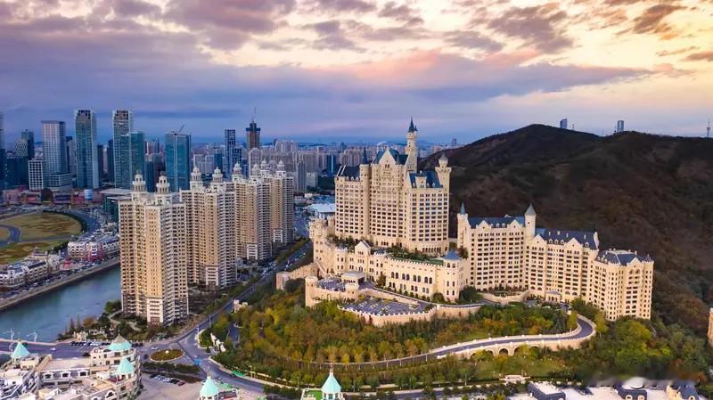 大连楼市：今年1月至7月中旬，大连各大热门板块二手房全线小幅下滑。星海广场