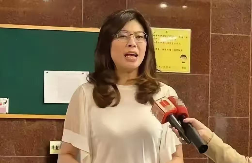 郑丽文这次危险了，肯定会流失很多基层支持。因为张亚中揭露了郑丽文从民进党转到国民