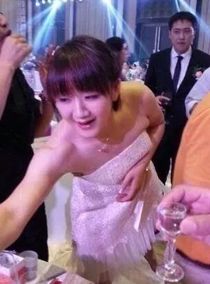 不得不说，陈梦的伴娘造型总是那么的恰到好处！陈梦当伴娘温婉从容，得体大方，让人