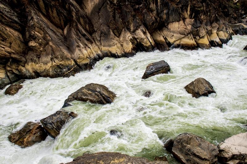 虎跳峡男游客疑因洗杯落水失联！一个小动作，毁掉即将到来的婚礼谁能想到，一次
