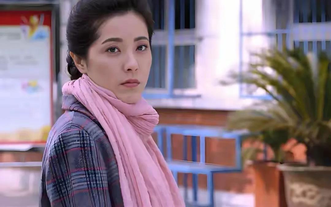 中戏96级校花曾黎，与章子怡刘烨等同班同学，年近五旬迥然一身看到曾黎最近在青