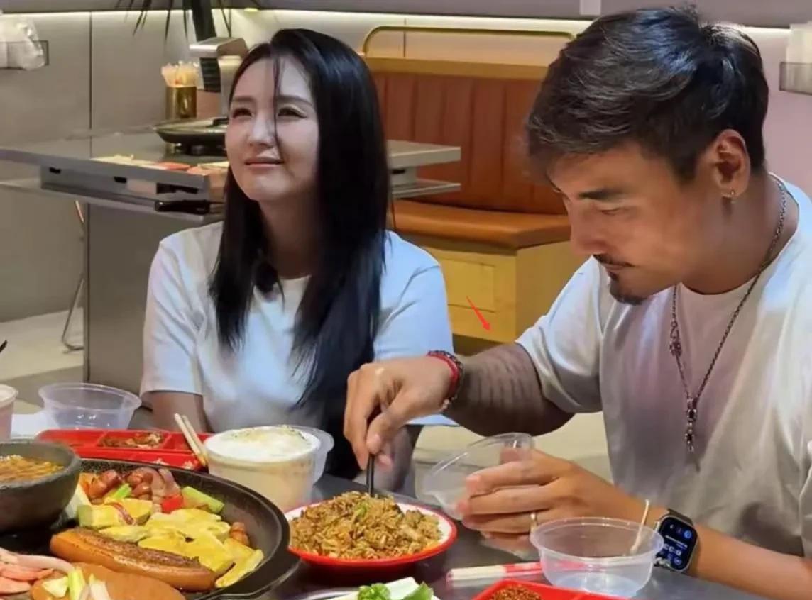 何洁瘦身后状态佳且自律，面对大餐克制饮食，丈夫刁磊大臂吸睛