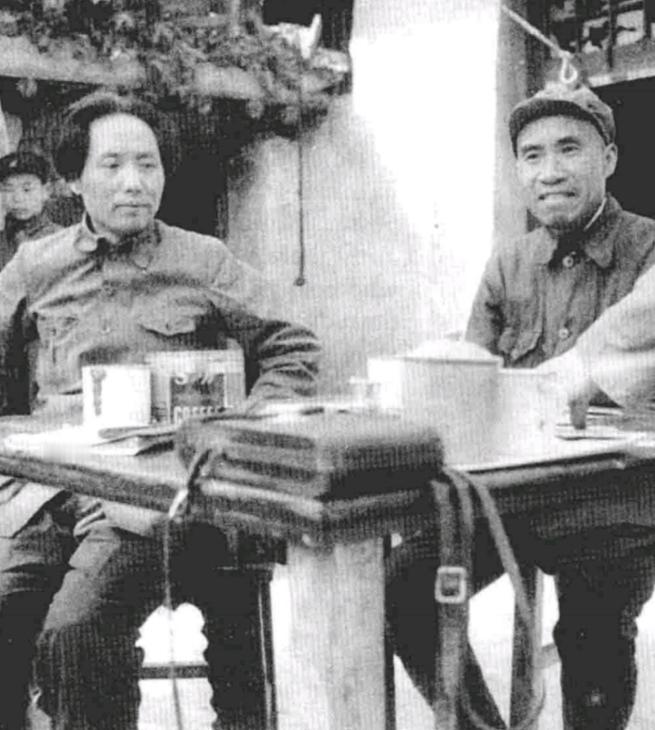 1937年5月，斯诺妻子到达延安的第二天，毛主席和朱德来看望她。她的细腻描写很有