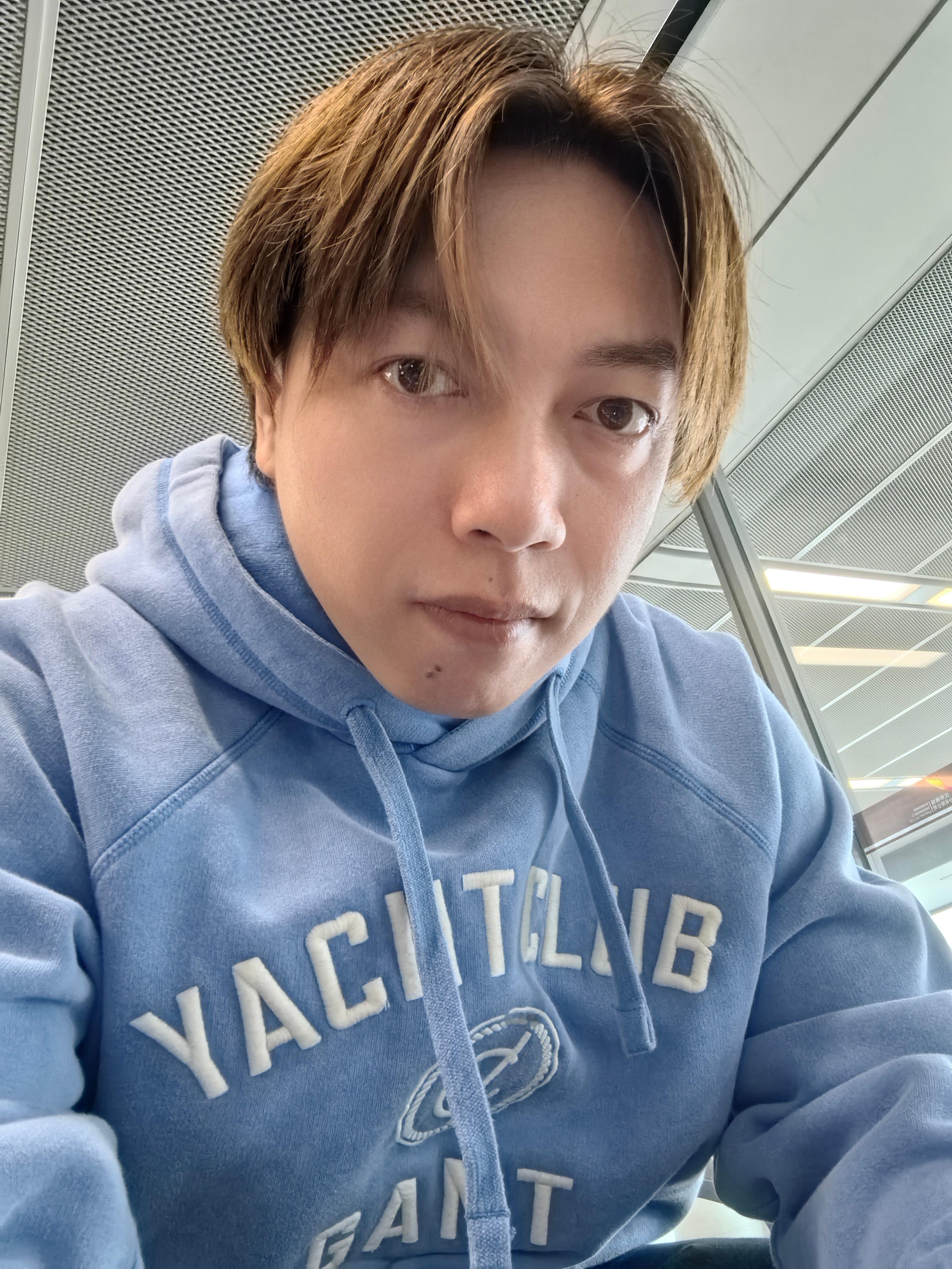 沈阳桃仙机场候机厅也太热了…我就穿一卫衣…现在一身汗…室温感觉能有25℃26℃