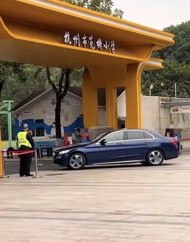 杭州一小学学生列队向老师车辆敬礼引热议校方称视频片面已报警11月6日，一