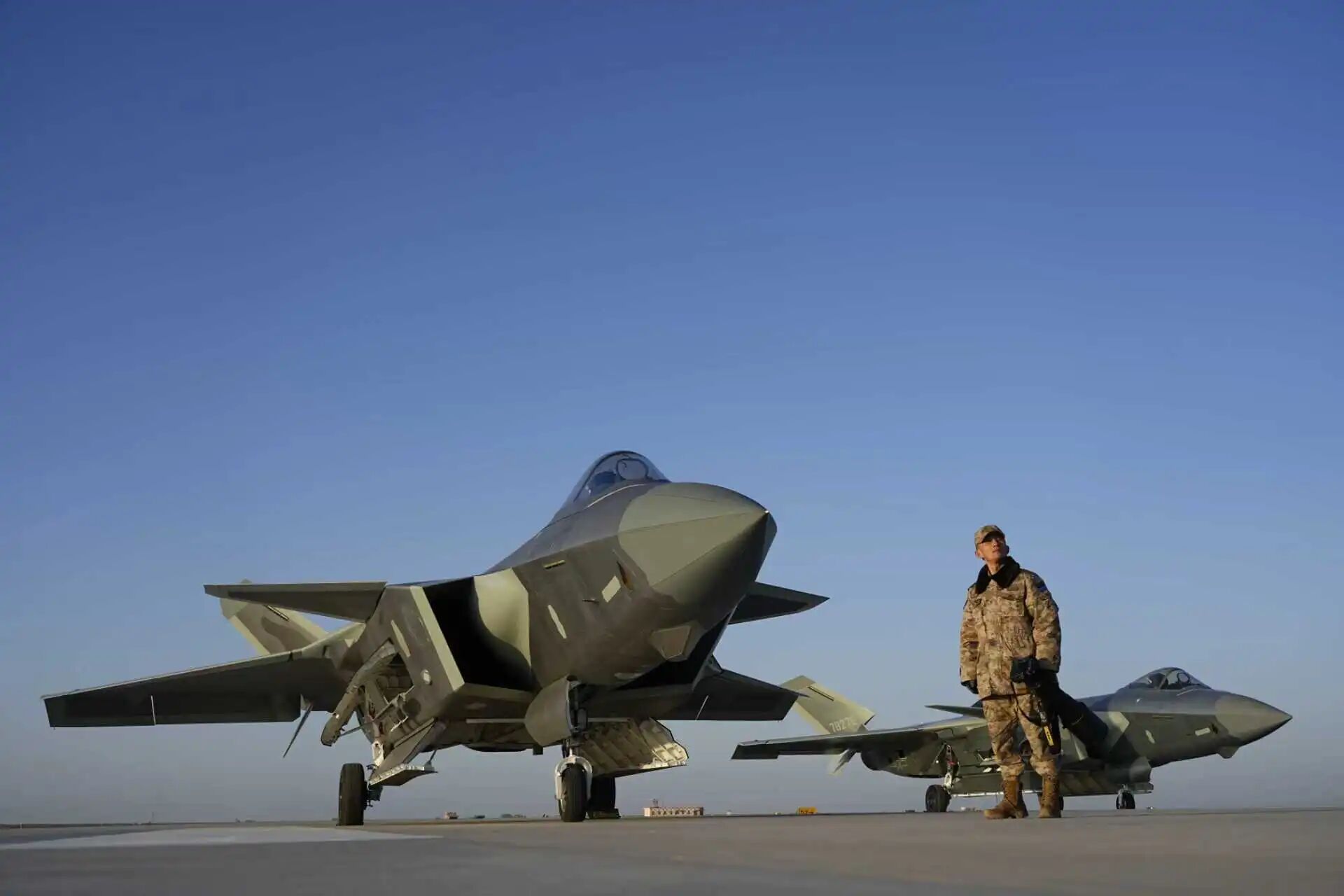 国产战机(歼-20、歼-16、KVD002无人机等)与星空，空军摄影师杨军作品。