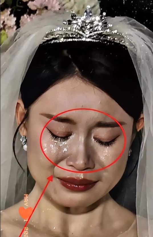 安徽合肥一场婚礼上闹出大事。新娘穿着婚纱站在台上，拿着手机跟男闺蜜聊了四十分