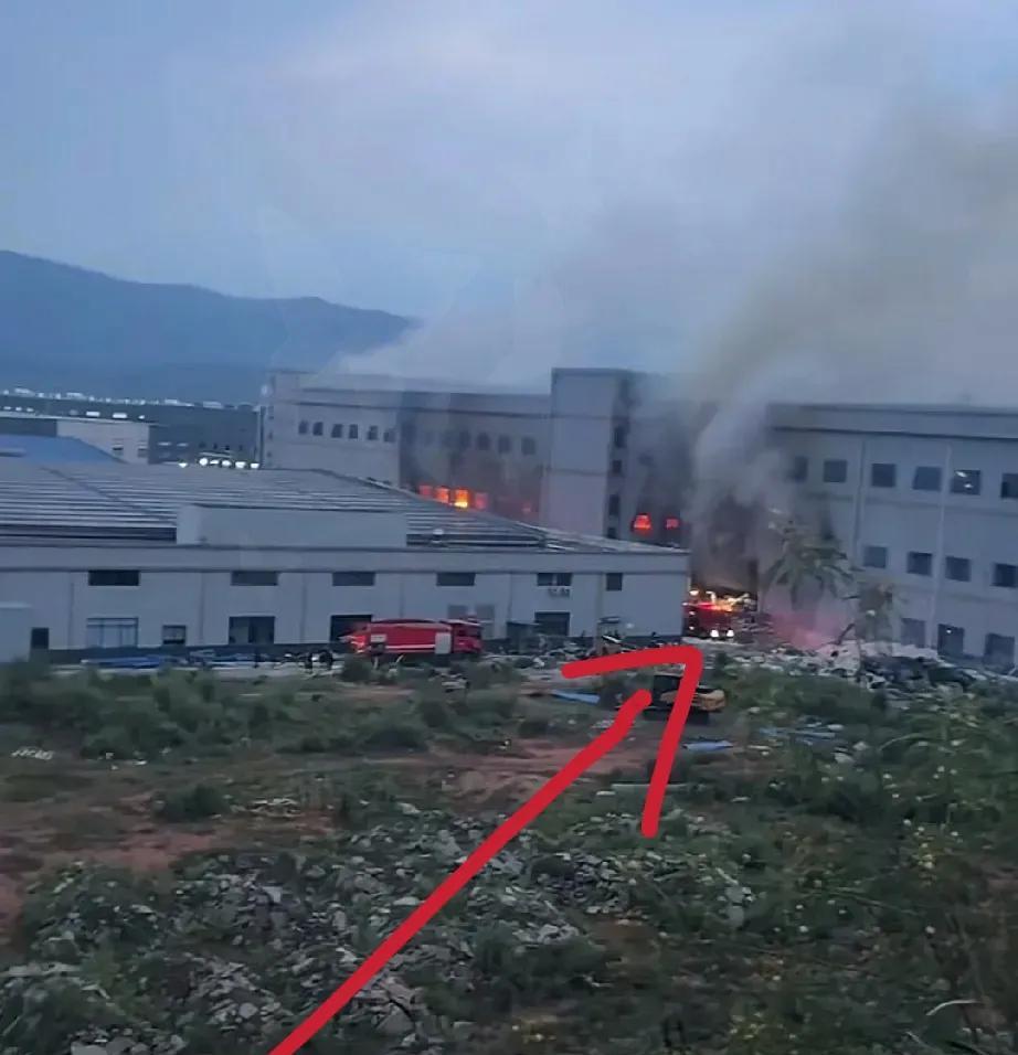 宜宾纺织厂老板欠薪，工人怒点棉花车间烧了两天！这“火”烧出的是底层的无奈。