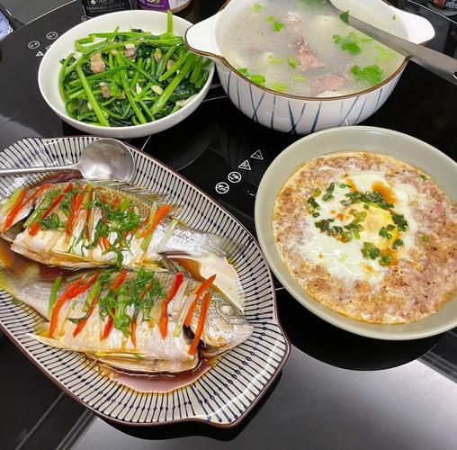 人上了年纪，肠胃消化能力大不如前，晚饭要是再吃油腻、吃太饱，躺在床上一整夜都胃胀