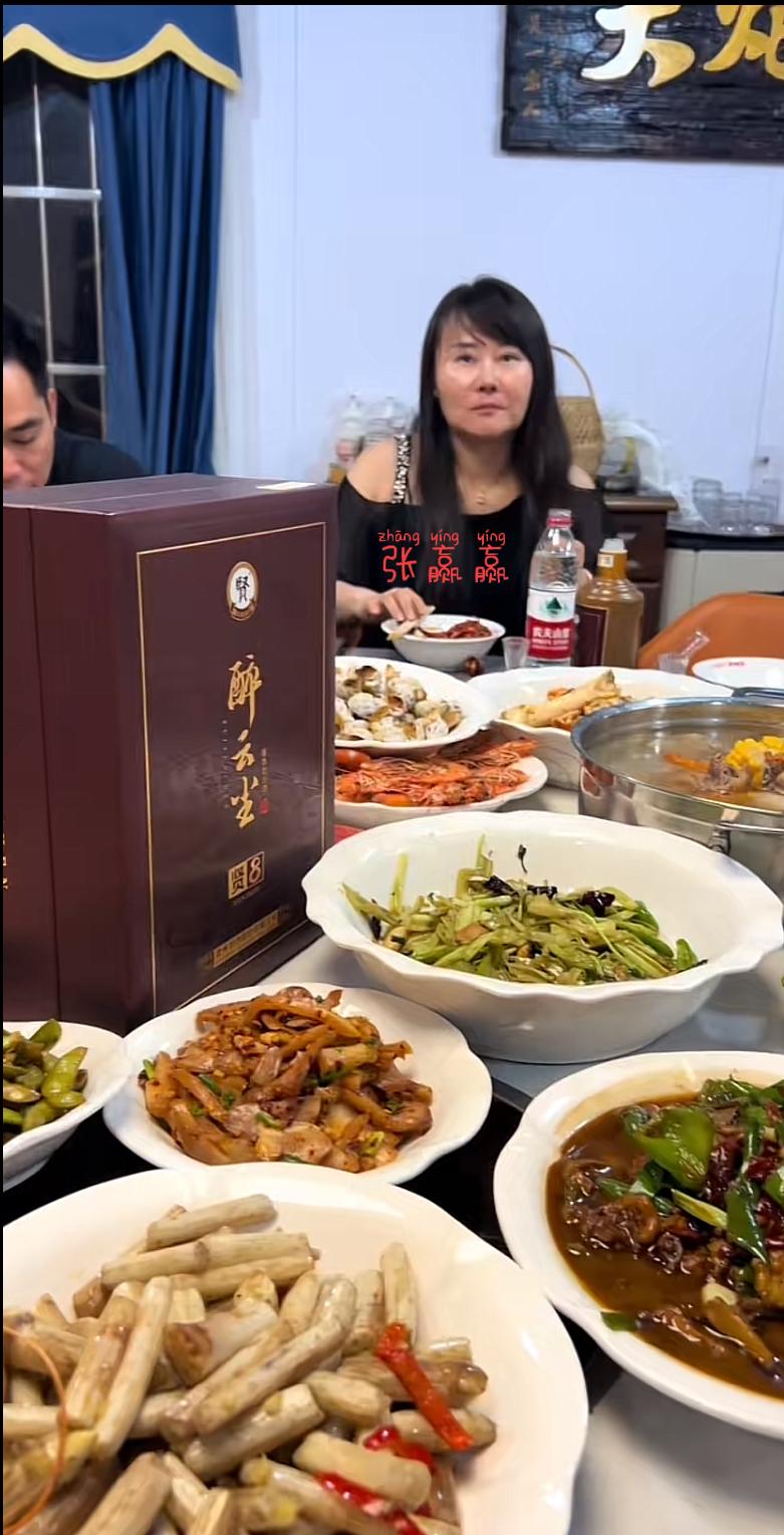 张大炮的女徒弟张赢赢，也是个大冤种。这是她在大炮农场，和炮哥小松哥、中山磊哥一起
