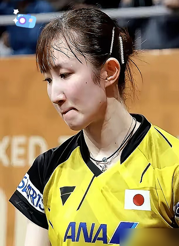 全网都在嘲笑早田希娜衣服太紧、勒出尴尬印子，却不知道这布料里，藏着掀翻国乒的野心。国乒队服宽松，为的