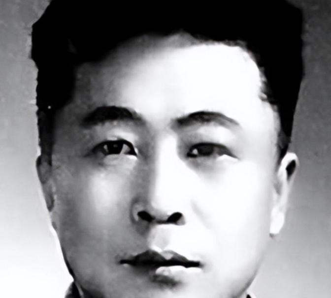 医院里，人来人往。曲波坐在候诊长椅上，膝头放着一份旧报纸。他身体不太舒服，等着叫