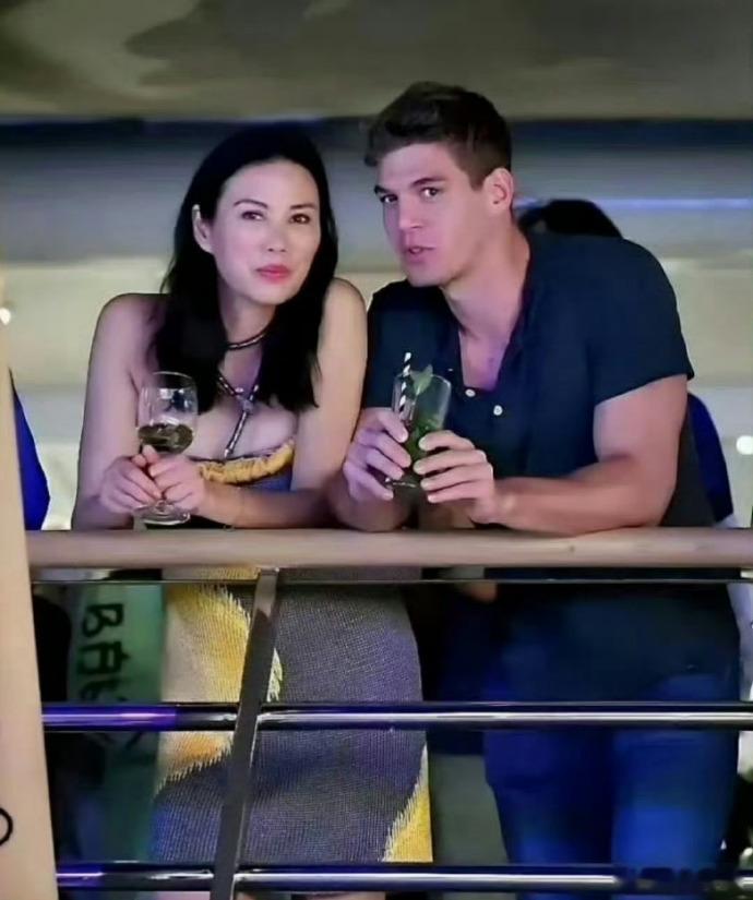 外国人的审美真的不一样，24岁的德国小鲜肉，被56岁的邓文迪大姐，迷得颠三倒四。