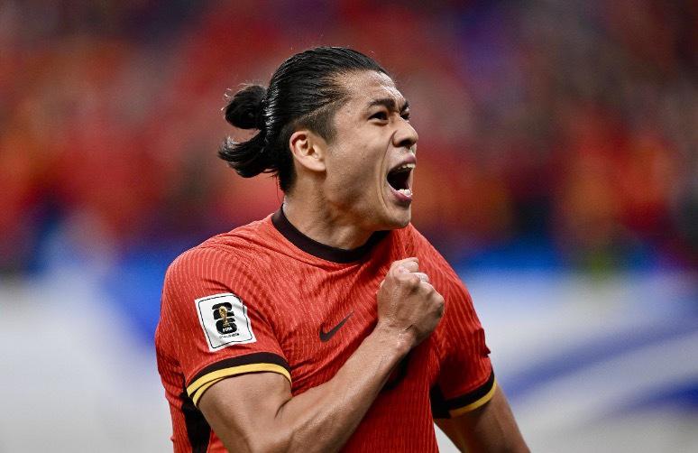 张玉宁：各位，这回教练组把袖标给了我们四个，意思很清楚——新周期，咱们就是国足的