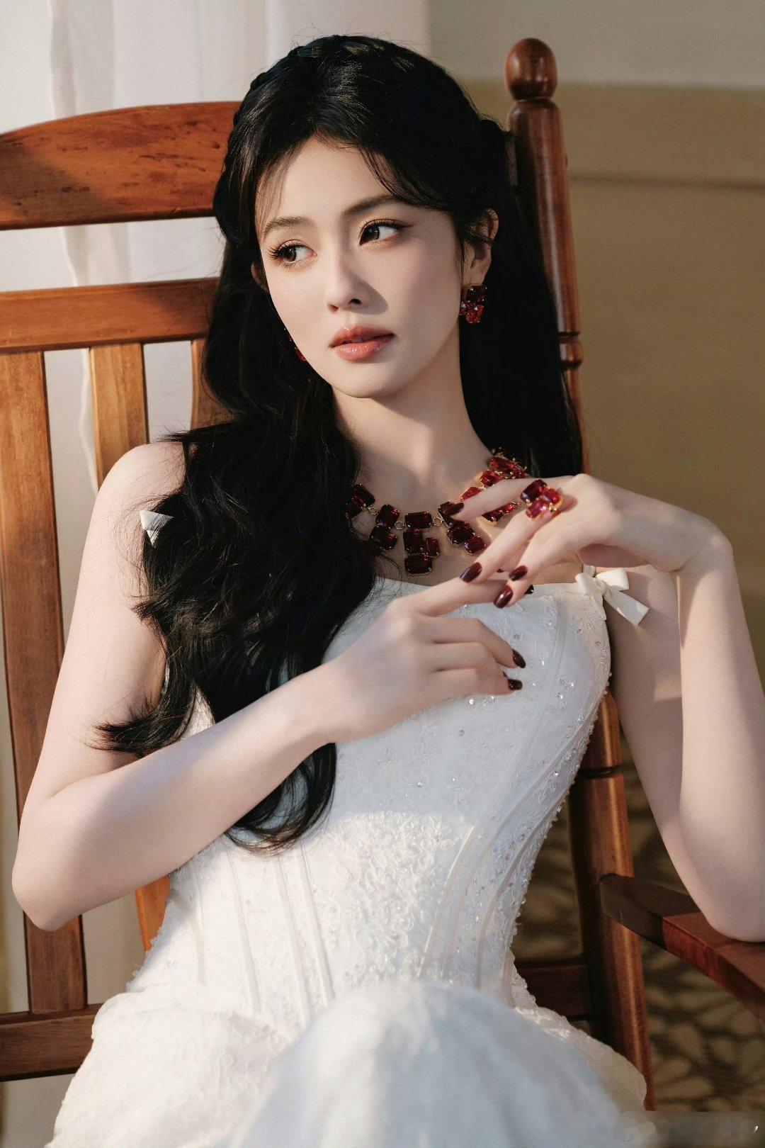 白鹿修图师白梦妍女士的美貌，才是粉丝的荣耀，这关修图师p事