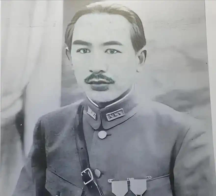 1944年，调离新疆的盛世才带着50车家当路过宝鸡，儿子看戏遭殴打，随行物资还遭