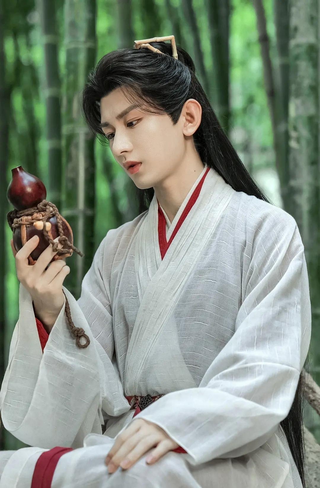 假如现在成毅结婚了，我不知道粉丝能不能接受，我是可以接受的。成毅35岁了，早