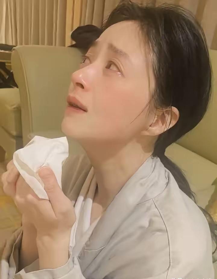 蒋欣深夜崩溃哭泣！懂医的劝道：赶紧去看医生吧。她这身体出现了焦虑症状，她只有
