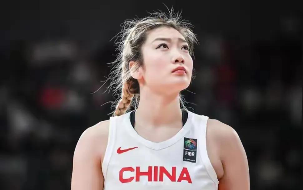 李梦发文回应无缘女篮亚洲杯！6月13日，中国女篮官方公布热身赛的16人名单，王