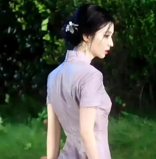 #万能生活指南#王楚然穿起旗袍来，简直就是为这一身服饰而生的！贴合的剪裁勾勒
