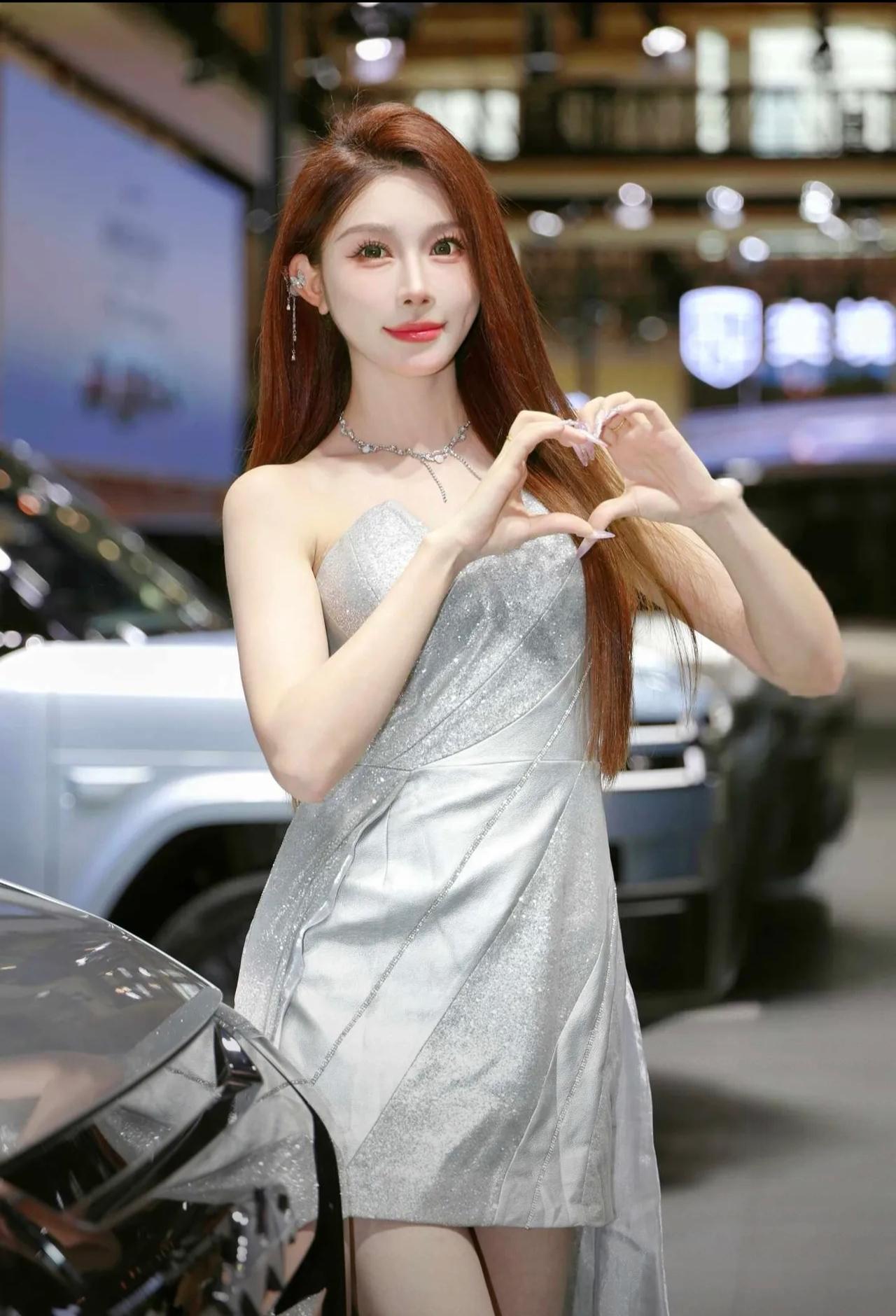 车模为什么车展上很多车商会请车模站台女生当车模是什么体验车展的本质是展车还