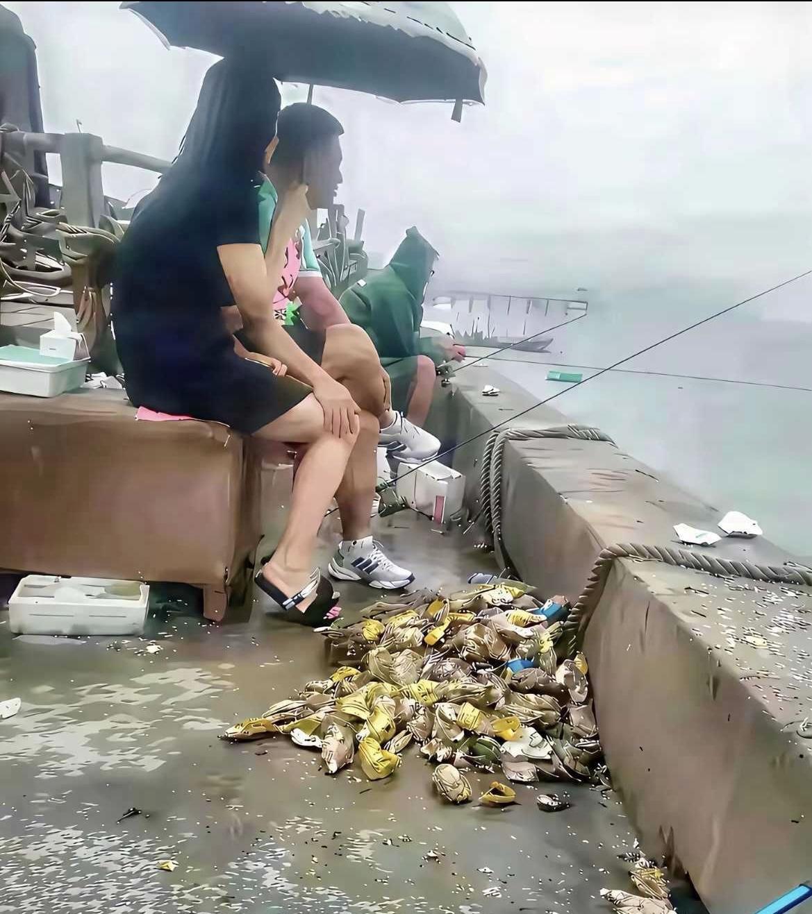 这钓鱼佬家庭地位很高呀[呲牙笑]