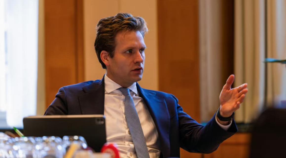 荷兰跟风美国抢中企，反被自己坑惨！这波操作太外行真没想到，荷兰经济大臣