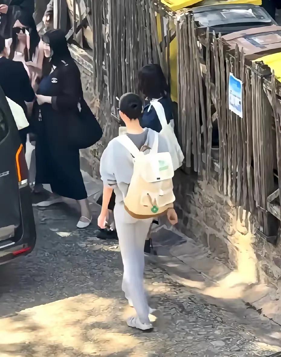 奚梦瑶当妈妈真的很轻松，在法国办完婚礼，背着双肩包就可以自己离开了，不需要照顾两