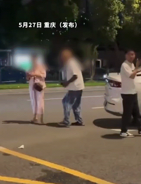 令人唏嘘。重庆一街头，老两口发生了争吵1小时后，本就心脏不好的大爷直接被气得倒地