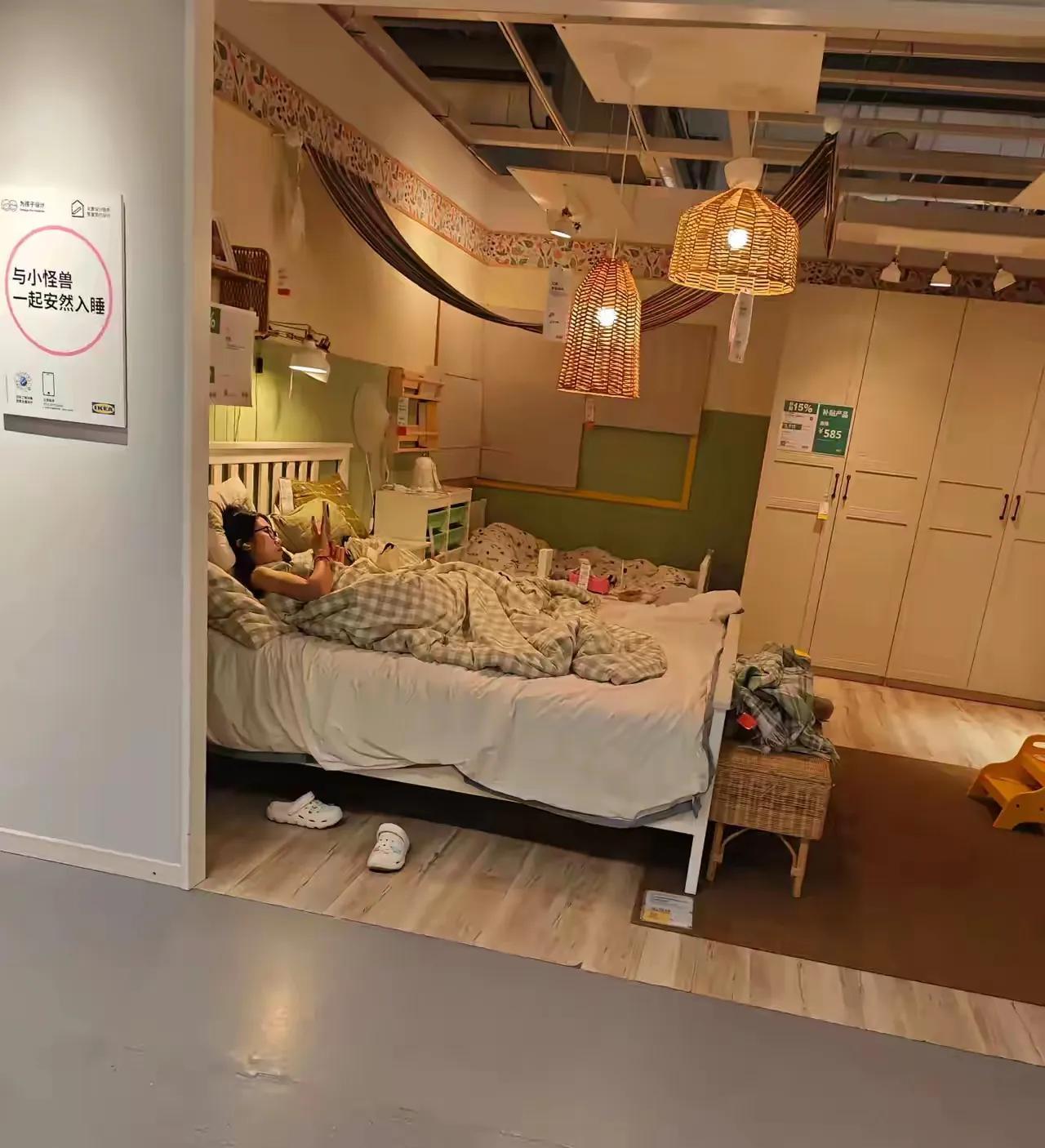 这是发生在宜家的一幕，谁能分析一下，这个姑娘的性格？本来以为是宜家商场的模特，