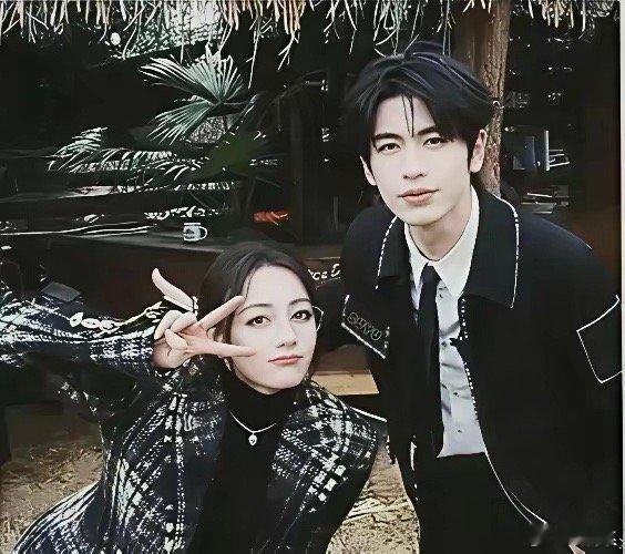 拆CP还得从资本下手。迪丽热巴张凌赫的《万花世界》告吹，撕开的不是演员不和，而是