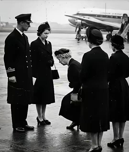 这一跪，英女王看清了现实！不得不说，玛丽太后是聪慧的，也是知孙女的顾虑，所以在