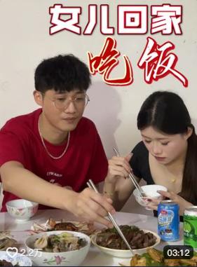 “这爸爸也太年轻了，年轻到看不出年龄！”广东潮州，一婚礼现场，新娘和送其出嫁的人
