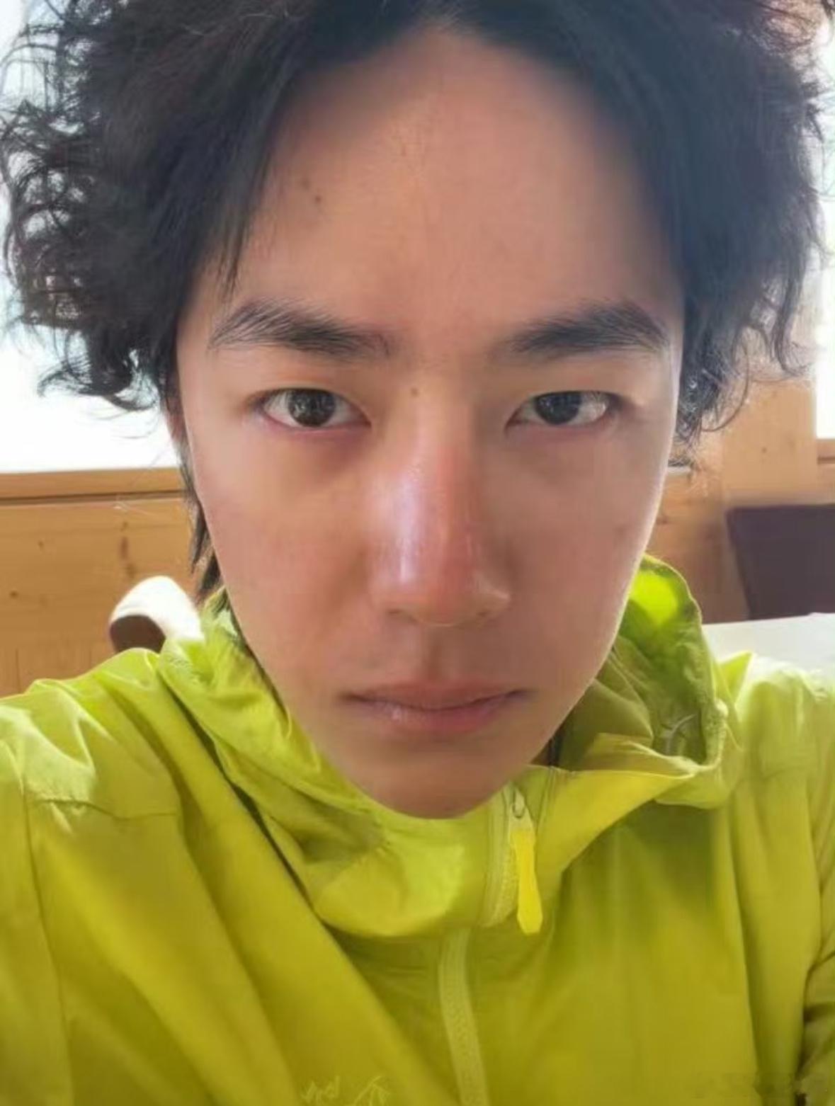 王一博的素颜照王一博晒素颜照王一博晒素颜照，没有精致妆容加持，五官轮廓依旧能打，