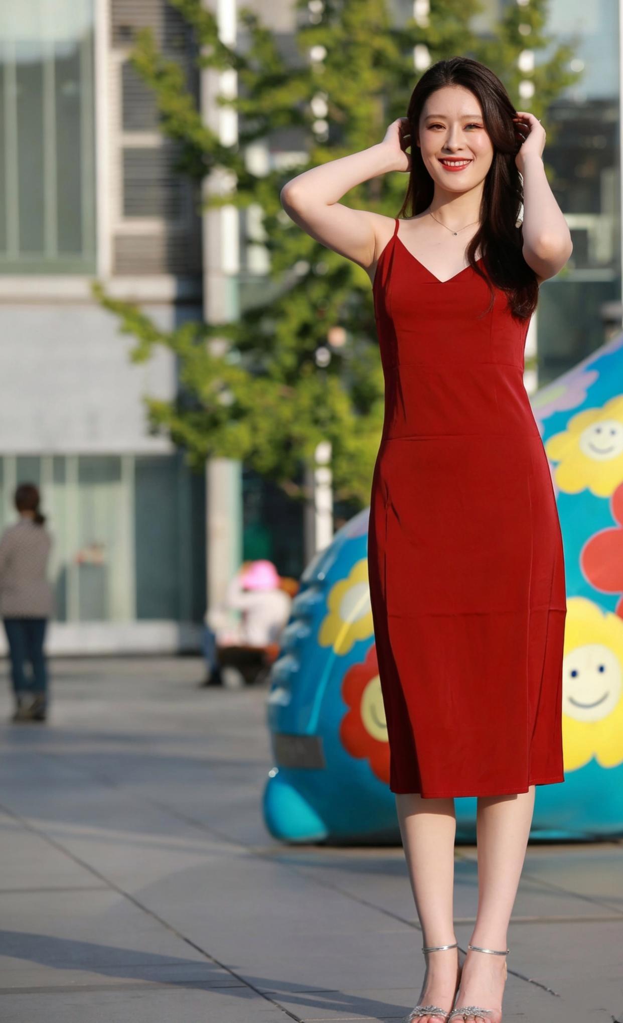 酒红吊带裙搭配高跟鞋，清新中带着性感的韵味！