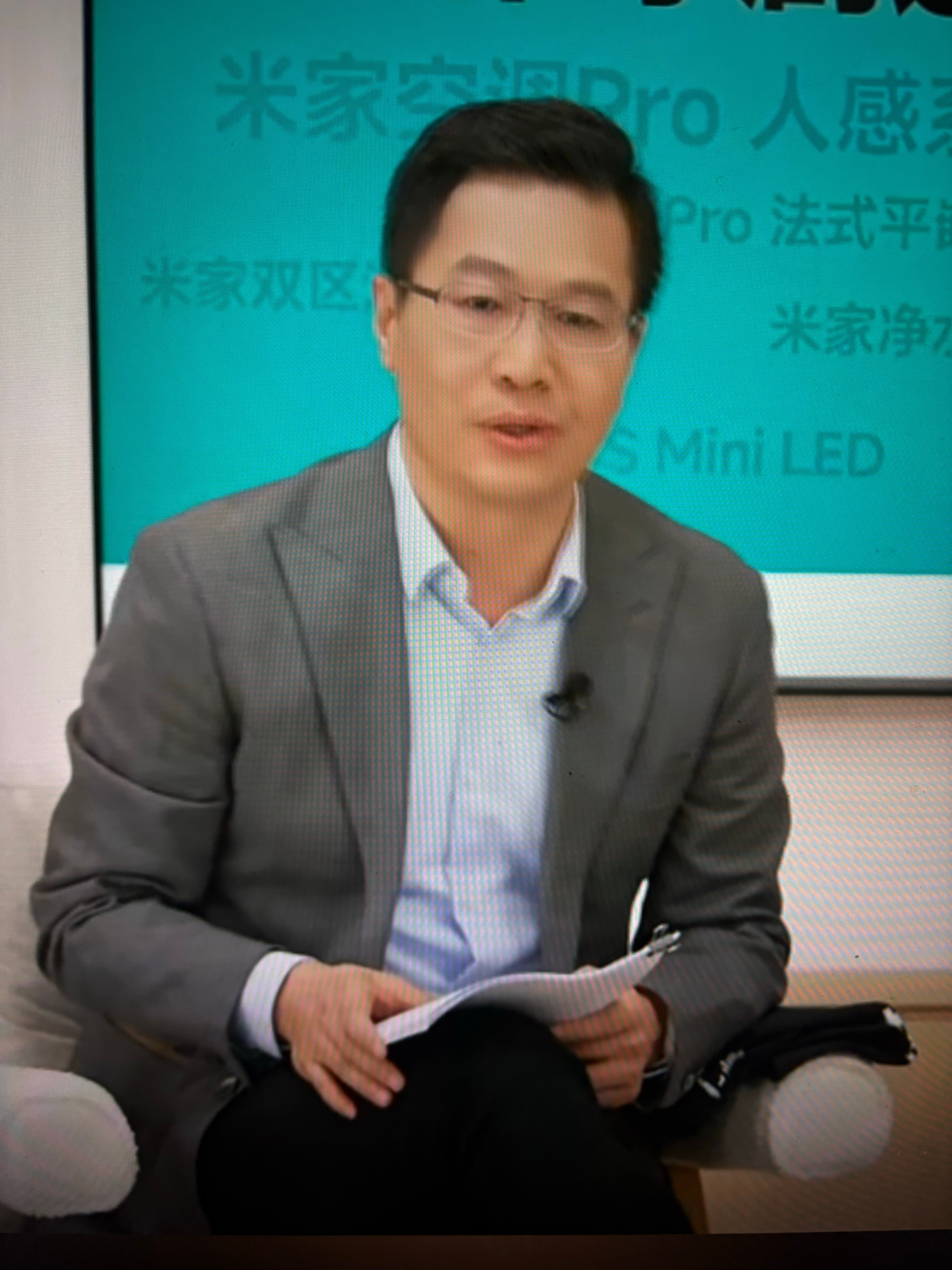 卢总的发型含蓄了许多，地位稳固，更从容了。​​​